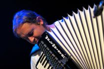 ALESSANDRO KRAMER TRIO & DANCAS OCULTAS -1 - LESSANDRO KRAMER TRIO(Brasilien/Österreich)Alessandro Kramer: Akkordeon Alegre Corrêa: Gitarre, Percussion, StimmeGuinha Ramires: GitarreDANCAS OCULTAS(Portugal)Artur Fernandes: Diatonisches Akkordeon Francisco Miguel: Diatonisches AkkordeonFilipe Cal: Diatonisches Akkordeon Filipe Ricardo: Diatonisches Akkordeonim Rahmen des Akkordeonfestival © akzent.at ALESSANDRO KRAMER TRIO & DANCAS OCULTAS -1 - LESSANDRO KRAMER TRIO(Brasilien/Österreich)Alessandro Kramer: Akkordeon Alegre Corrêa: Gitarre, Percussion, StimmeGuinha Ramires: GitarreDANCAS OCULTAS(Portugal)Artur Fernandes: Diatonisches Akkordeon Francisco Miguel: Diatonisches AkkordeonFilipe Cal: Diatonisches Akkordeon Filipe Ricardo: Diatonisches Akkordeonim Rahmen des Akkordeonfestival © akzent.at