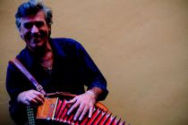 RICCARDO TESI & SUPERBANDITALIANA -1 - Presente RemotoRiccardo Tesi: Akkordeon Maurizio Geri: Gitarre, Gesang Claudio Carboni: SaxophonMarco Fadda: Percussion Stefano Melone: Klavier Damiano Puliti: Celloim Rahmen des Akkordeonfestival © akzent.at RICCARDO TESI & SUPERBANDITALIANA -1 - Presente RemotoRiccardo Tesi: Akkordeon Maurizio Geri: Gitarre, Gesang Claudio Carboni: SaxophonMarco Fadda: Percussion Stefano Melone: Klavier Damiano Puliti: Celloim Rahmen des Akkordeonfestival © akzent.at