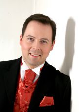 Roman Martin Soloprogramm -1 - IM PRATER BL&Uuml;Hn WIEDER DIE B&Auml;UMEDer Wiener Tenor und seine Zither &copy; akzent.at