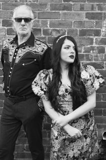 Mick Harvey und Amanda Acevedo - © Archiv Theater Akzent Mick Harvey und Amanda Acevedo - © Archiv Theater Akzent